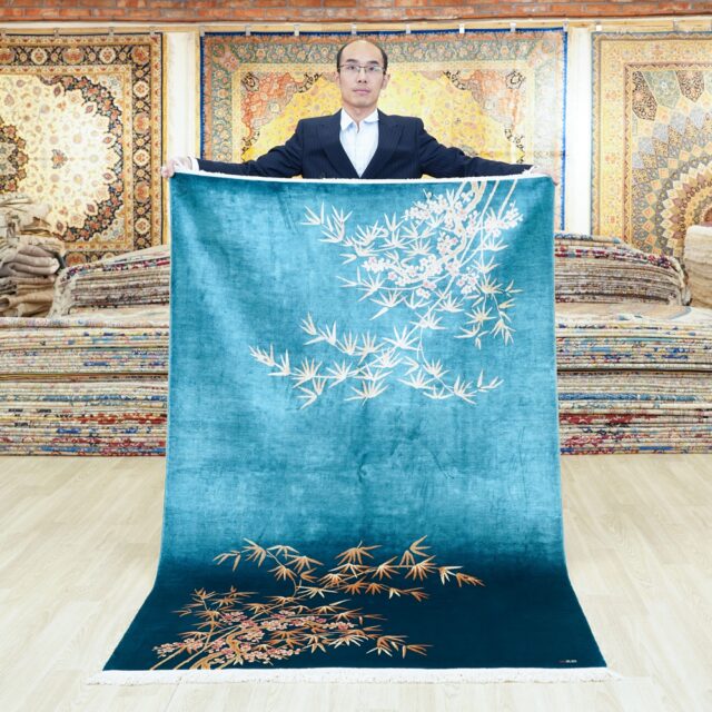 Merchant didsplaying Yilong Silk Carpet